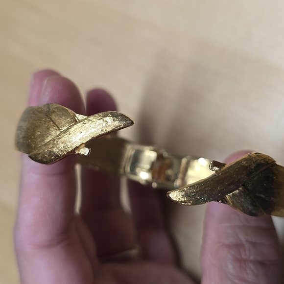 {Monet} Women’s Gold Color Cuff Style Bracelet Classic 1970s Gold Hinged Clamper - Picture 5 of 6
